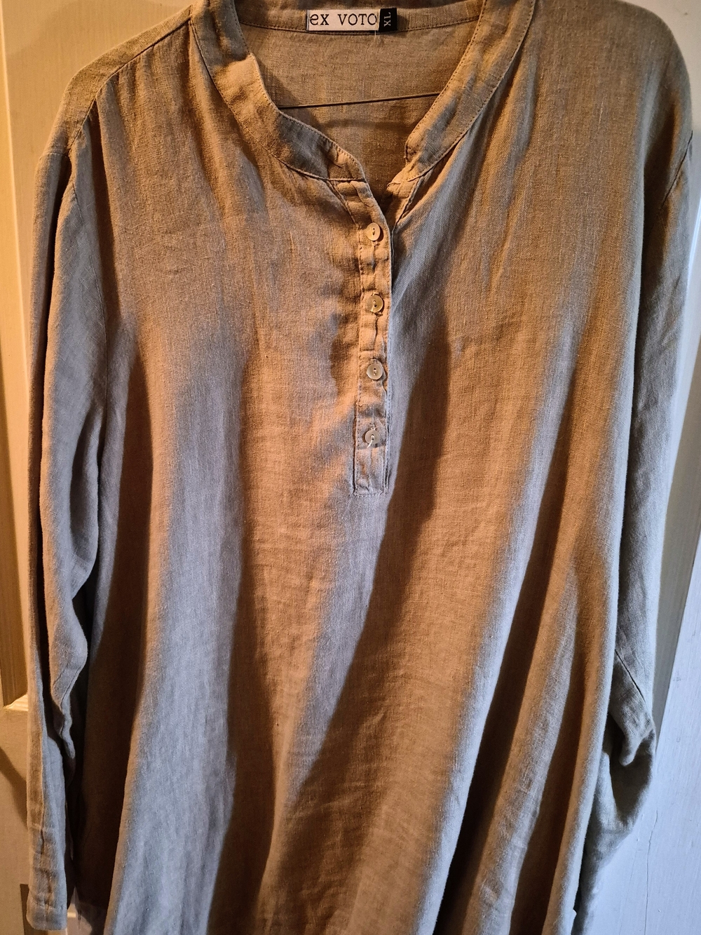 Women's Ex Voto Linen Henley Tunic in Light Taupe